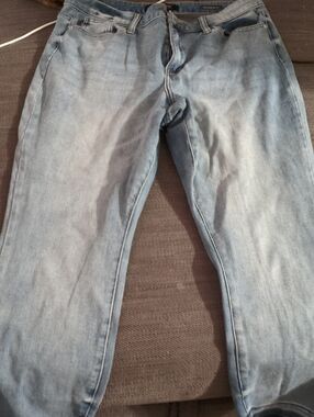 Judy Blue Light Wash Slim Straight  Cropped Jeans